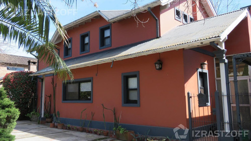 Excelente Construcción En Barrio Bermudas