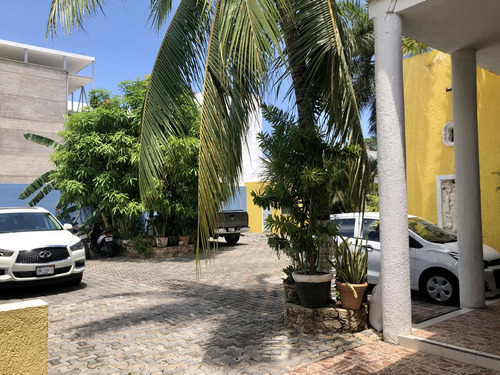 Edificio Con Locales Comerciales, Alberca Y Estudios En Playa Del Carmen P3265