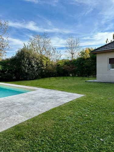 Casa En Venta En Barrio Privado, City Bell