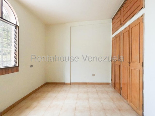 Erika Armeya Vende, Amplia Casa En El Centro Este De Barquisimeto. Flex: 25-21014
