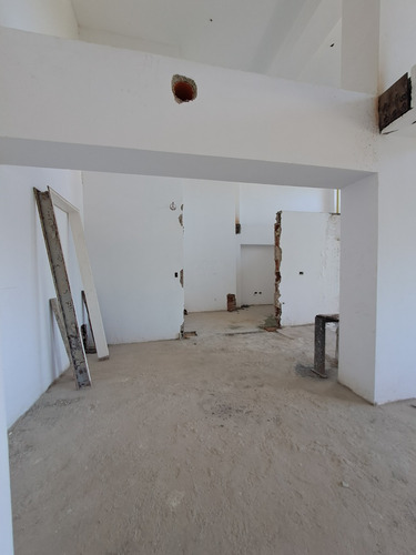 Venta Ph Loft, Doble Altura En Obra Limpia Con 69,23m2. Urb. El Cigarral. Inf. Ma. Fda. Varela
