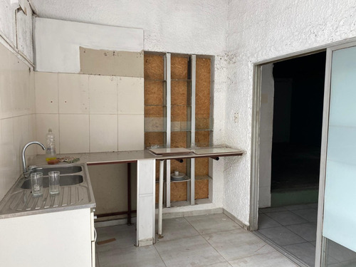 Se Alquila Amplio Local En Zona La Blanqueada