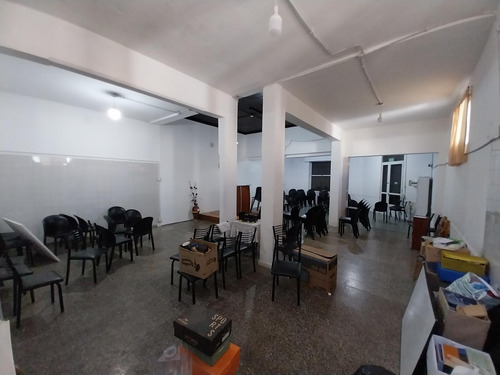 Salon En Arroyito, Esquina, 120 M2, Oficina, Baños.