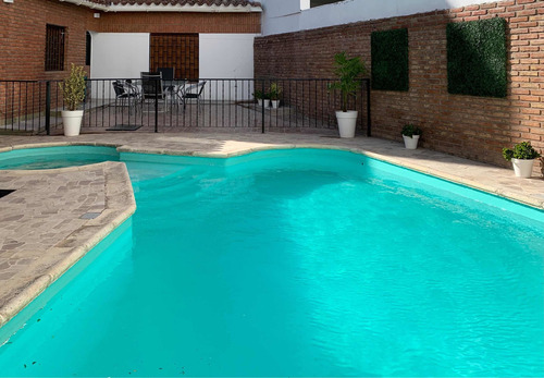Chalet Ganesha . A Metros Del Lago Y A 3 Cuadras Del Centro , 9 Personas/ 6 Ambientes/ Pileta/ Calefaccion