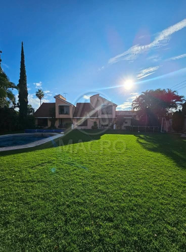 Casa En Venta En Col. Volcanes De Cuautla De Dos Niveles Con Alberca Privada.