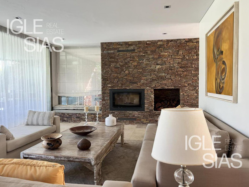 Casa Al Rio En Venta En El Barrio Albanueva