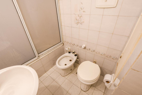 Casa De Pasillo En Venta De 4 Dormitorios Con Parrillero Y Cochera Centro