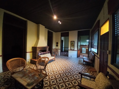 Casa De Estilo Antiguo Con Gran Jardín En Venta, General Las Heras
