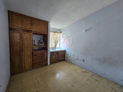 Casa En Venta En Fovissste De Dos Niveles Con Amplias Recamaras.