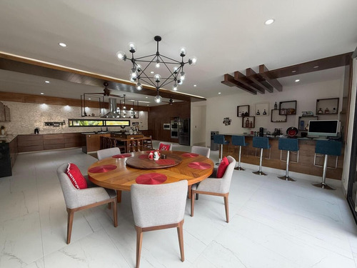 Casa De Lujo En Venta Con Amplio Terreno En Privada Blue Cedar, Kikteil.