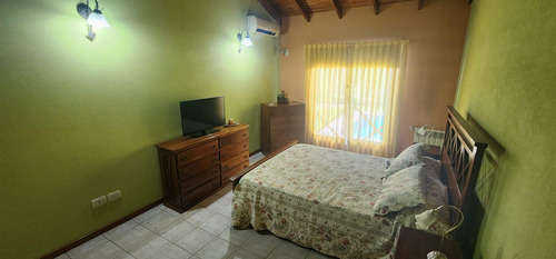 Casa 4 Ambientes C/ Garaje Y Pileta 220 M² Cub. En Lote 931 M² - Barrio Juan Grande - Laferrere