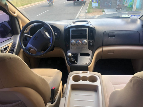 Hyundai H1 Mini Bus 12 Pasajeros 2.5cc