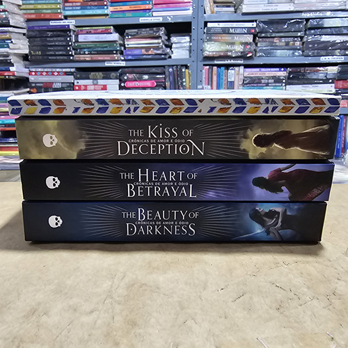 Coleção De Livros Crônicas De Amor E Ódio Completa - 4 Volumes / Kiss Of Deception - The Heart Of Betrayal - The Beauty Of Darkness + Crônicas De Morrigan / Darkside / Mary E. Pearson (Usado)