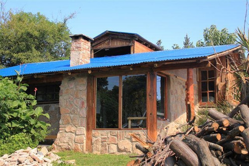 Imagen 2 de 14 de Cabaña De Piedra Y Troncos Cerca Del Rio Tanti Para 4-5 Pers