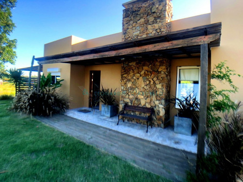 Imagen 2 de 30 de Colonia Del Sacramento - Hermosa Casa De 2 Dormitorios Y Parque En Excelente Zona