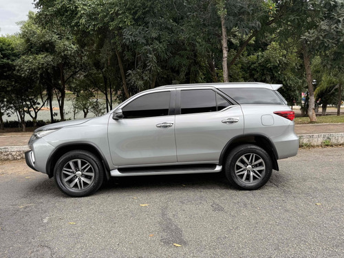 Toyota Hilux SW4 2.8 SRX 4X4 7 LUGARES 16V TURBO INTERCOOLER DIESEL 4P AUTOMÁTICO