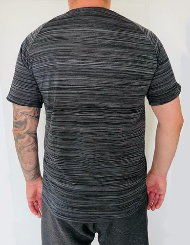 Imagem 2 de 2 de Camiseta Slim Dryfit Riscado Preto E Branco Allwinners