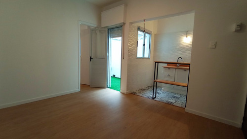 Vende Inmobiliaria Daver. Apartamento De 1 Dormitorio En Planta Baja, Con Patio. Vacío. Reciclado A Nuevo. Impecable Estadoo