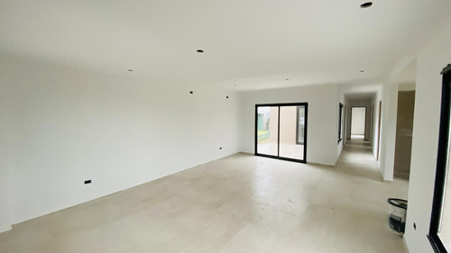 Venta | Casa A Estrenar Con Pileta | Barrio Costa Del Sol