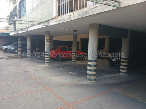 Bray Montoya Vende Amplio Apartamento En El Centro De Barquisimeto En Proceso De Remodelacion Con Todos Los Servicios Basicos Posee 4 Habitaciones 3 Baños Contactame! 2#4#2#0#8#1#3 Bray Montoya