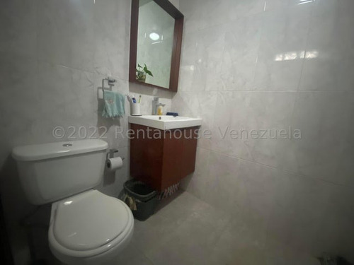 Casa Remodelada En Venta En Colinas De Bello Monte 25-14559 Cs