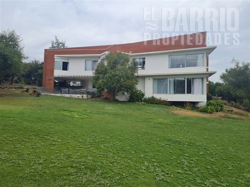 Casa En Venta De 5 Dorm. En Colina