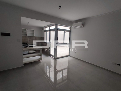 Imagen 2 de 16 de Departamento 2 Ambientes Con Gran Patio - Simbrón 3700