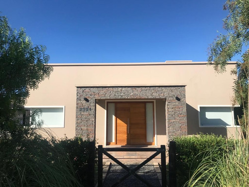 Imagen 4 de 30 de Venta, Casa Quinta, 5 Ambientes, Quincho, Parrilla, Pileta, Jardín, Saladillo