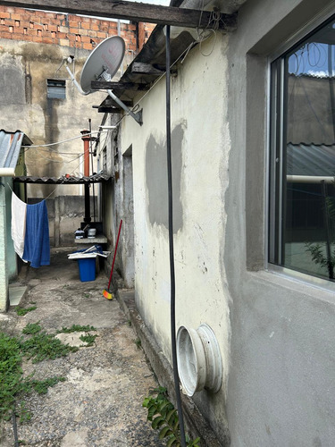 Uma Casa E Um Barracão, Em Um Lote Com 360 Metros Quadrados!