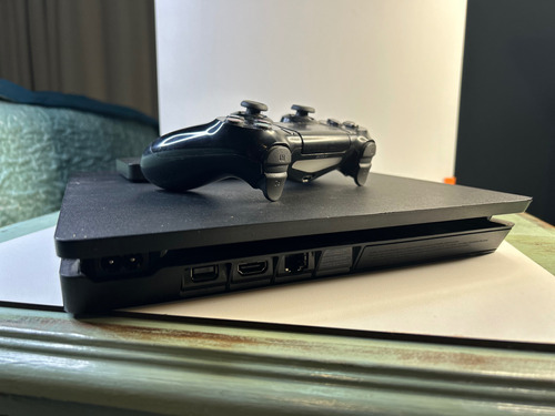 Play Station 4 Slim 1tb Sony + Disco Externo 500+ 1 Joystick