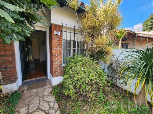 Venta De Casa De 3 Ambientes Con Cochera Y Quincho En Quilmes Oeste