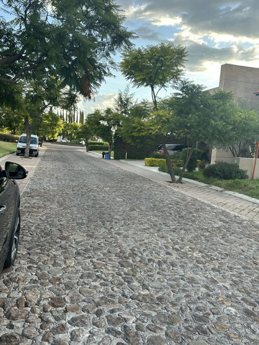 Gran Terreno En Venta En El Campanario - ¡ubicación Premium!
