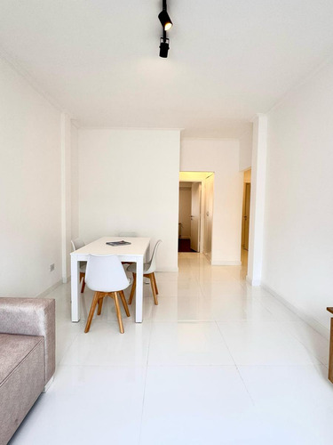 Departamento En Venta, 2 Ambientes A La Calle. Zona Centro
