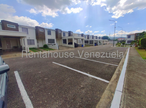 Bella Casa De Dos Pisos En Venta En Urb. Villas Del Golf Plaza, La Piedad Norte Cabudare Gabriela C