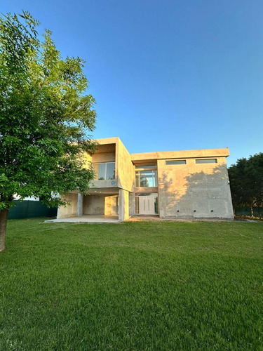 Casa En Venta - 4 Dormitorios 3 Baños - Cochera - 830mts2 - Ramallo