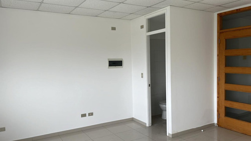 Oficina En Arriendo En Quellón De 29 M²: Ubicación Céntrica