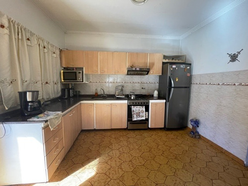 Imagen 2 de 8 de Venta- Hermosa Casa Con Depto 2 Ambientes!