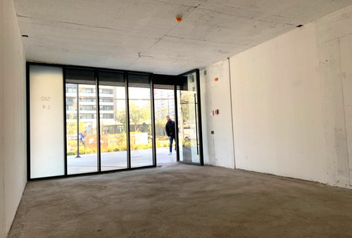 A Estrenar, Local Nuevo: Útil 44m2, Terraza 29 M2. Metro.