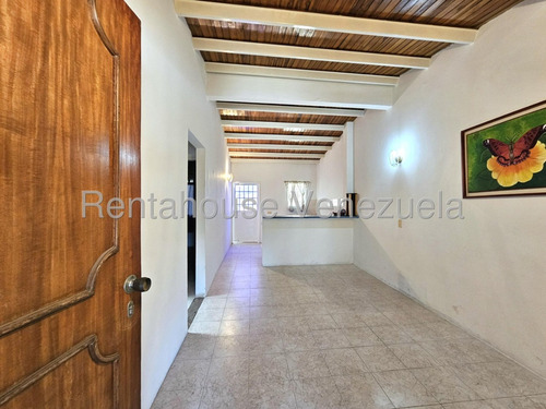 La Casa Ideal Para Quienes Buscan Comodidad, Una Excelente Ubicación Y Un Prestigioso Urbanismo En Venta En Roca Terra, Lara#25-14933**maria E.**