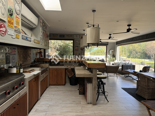 Casa En Venta De 5 Dorm. En Colina