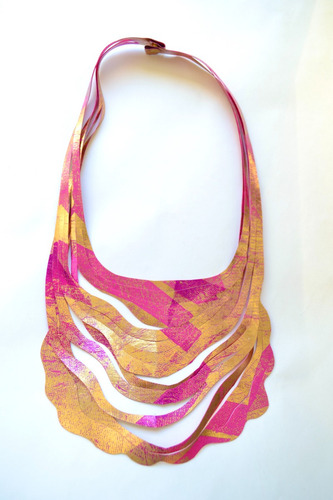 Imagen 2 de 4 de Collar Ondas Largo Rosa, Oro, Fucsia, Estilo Barbie