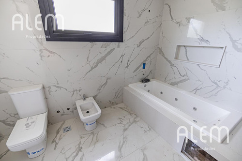 Casa De 4 Dormitorios En Venta - St. Thomas Este, Canning