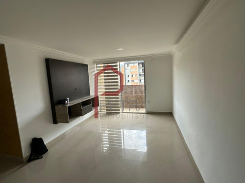 Se Arrienda Excelente Apartamento En Los Colores, Medellin