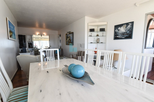 Apartamento Esquinero En Venta De 3 Dormitorios + 2 Baños. Con Excelente Vista- Ref: 8705