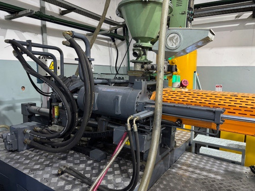 Maquina Inyectora Plasticos 330 Ton Con Servomotor (Usado)
