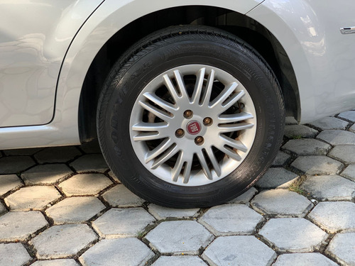 Imagem 8 de 10 de Fiat Linea Essence 1.8 Flex 16v 4p 2015/2016