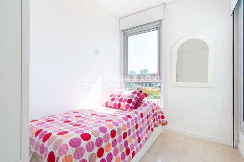 Moderno Apartamento Sobre Playa Brava En Torre Le Parc, Cuenta Con Dos Dormitorios Más Dependencia De Servicio. Punta Del Este