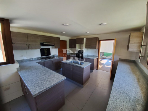 Casa En Venta De 5 Dorm. En Colina Chicureo, Las Brisas