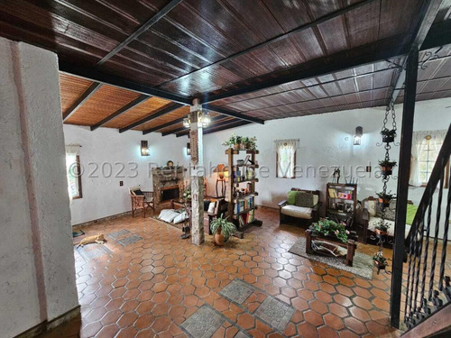 Bella Casa Tipo Chalet Holandés En Venta San Antonio De Los Altos 24-9993 Edf