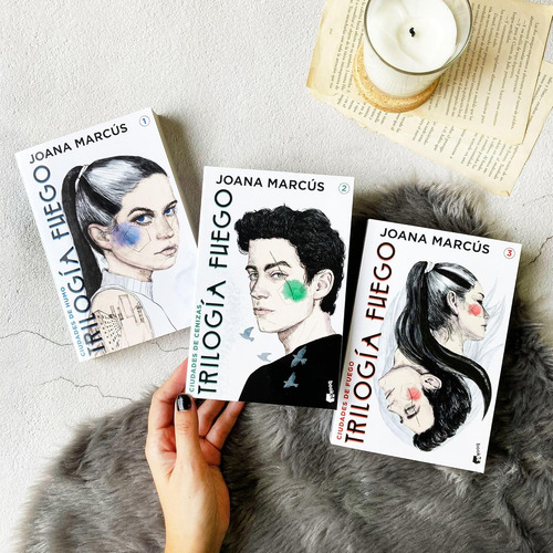 Estuche Trilogía de Fuego: Ciudades de Humo, Ciudades de Cenizas, Ciudades de Fuego + La Versión de Rhtt, de Joana Marcus Editorial Crossbooks en Español